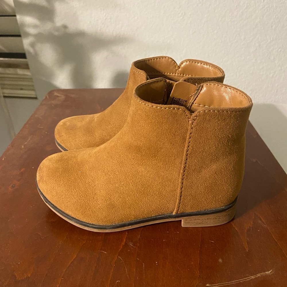 Tan girls Ankle Boots size 8 Cat & Jack